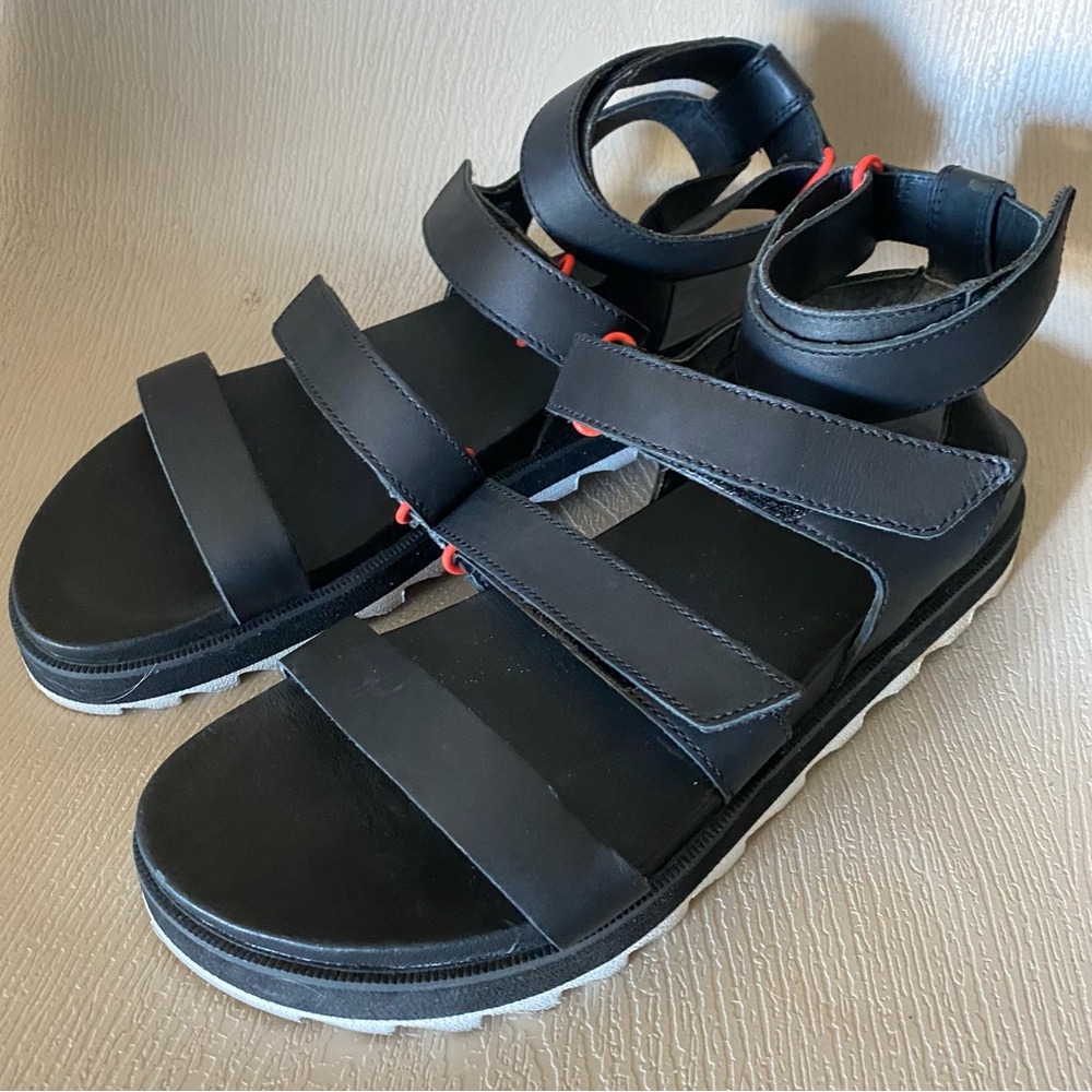 Sorel Roaming Black Strappy Sandals lug sole  9.5 excellent preowned condition